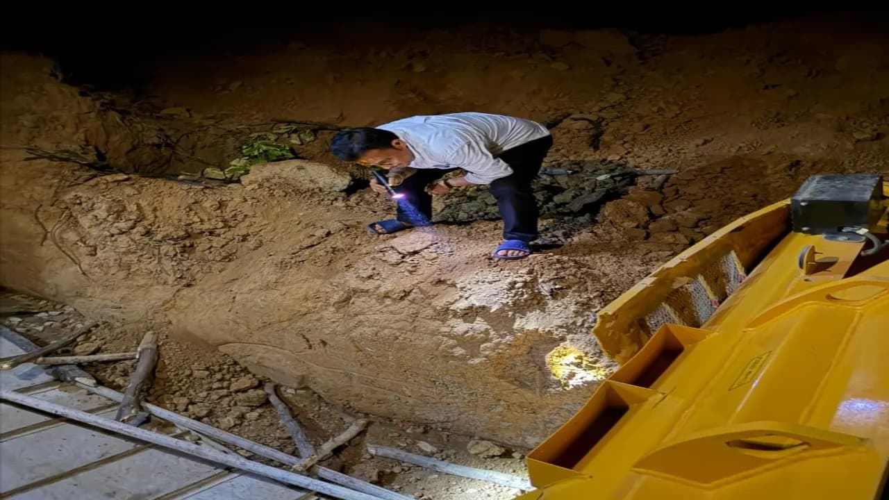 निर्माणाधीन नहर में अजाक्स पलटी, ऑपरेटर की दबकर दर्दनाक मौत