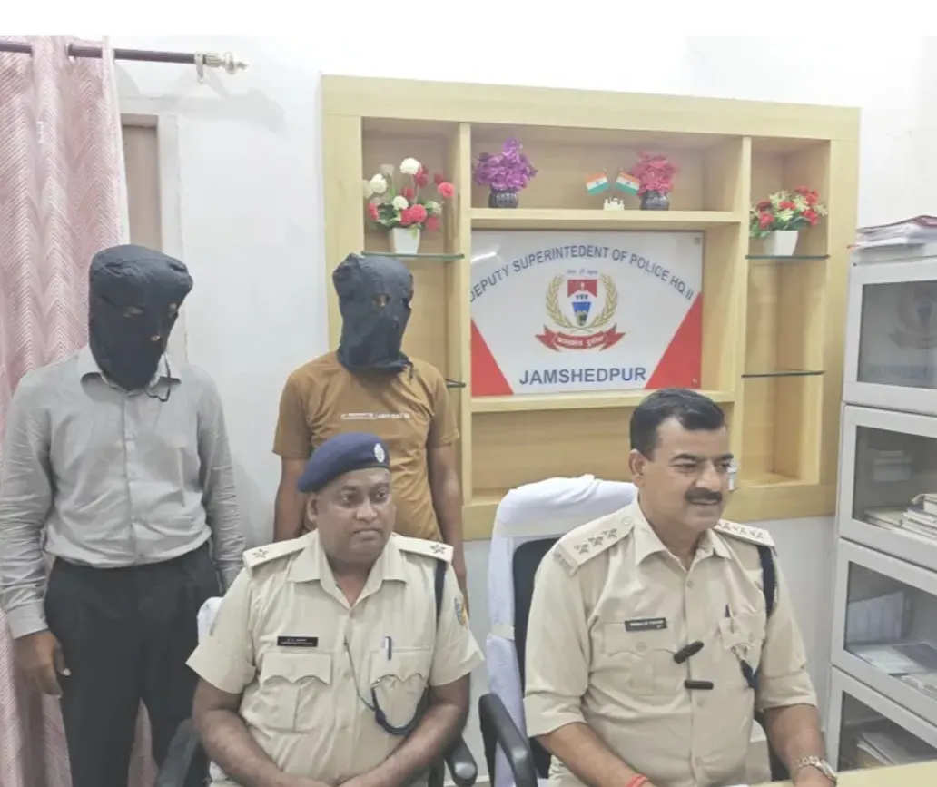 सोनारी लूटकांड के दो आरोपित गिरफ्तार, सोने का लॉकेट और बाइक बरामद
