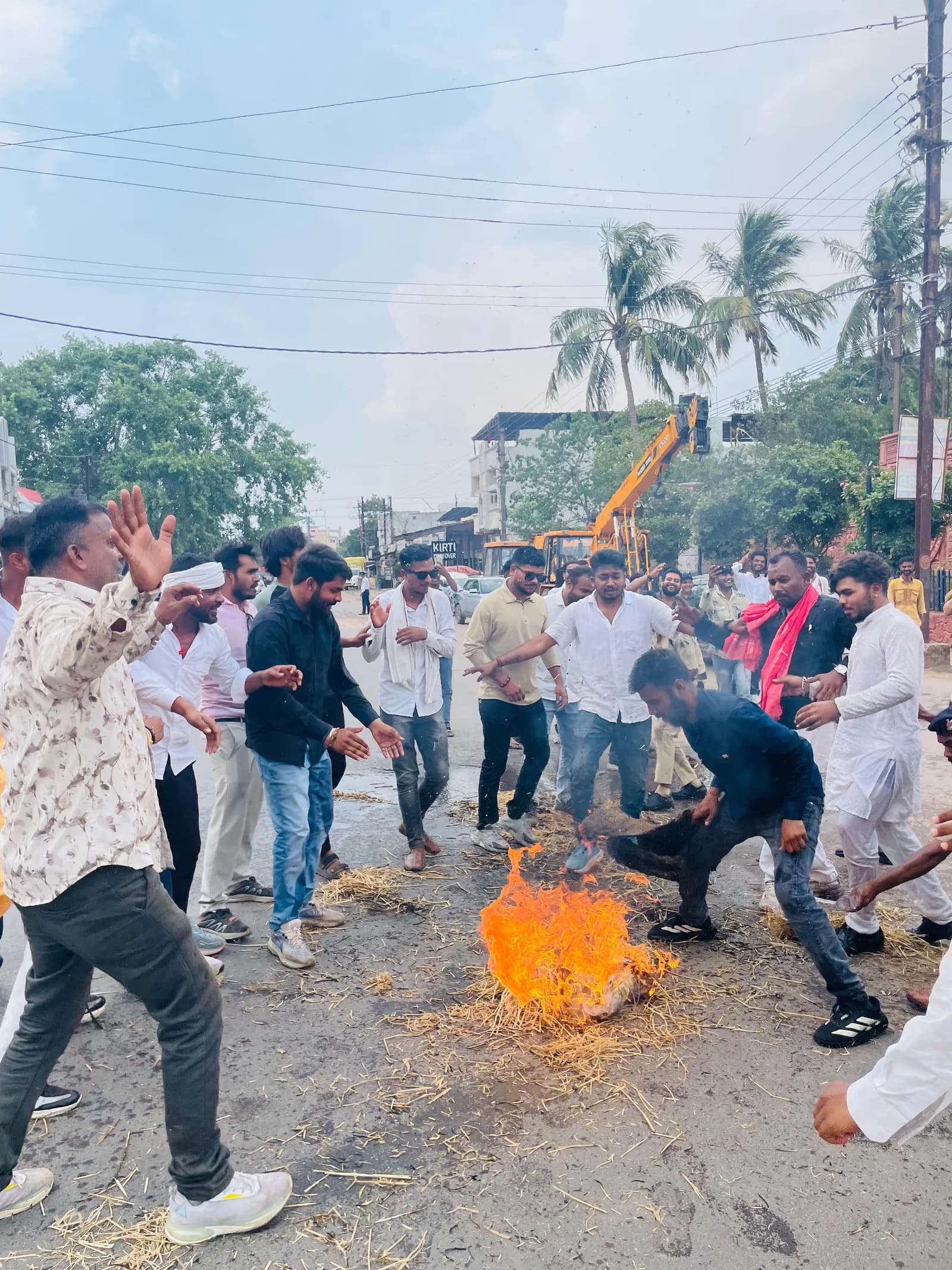 बढ़ते बिजली बिल के विरोध में एनएसयूआई का धमतरी के पावर हाउस घेराव, मुख्यमंत्री का पुतला जलाया