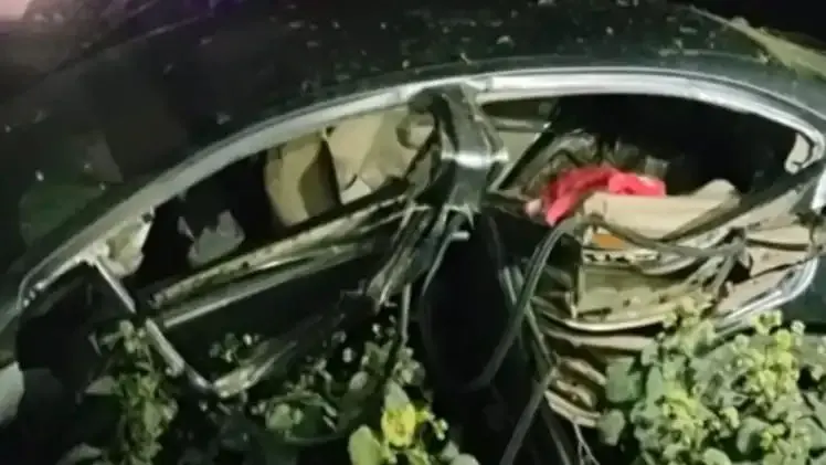 तेज रफ़्तार कार पेड़ से टकराई,तीन युवकों की मौत