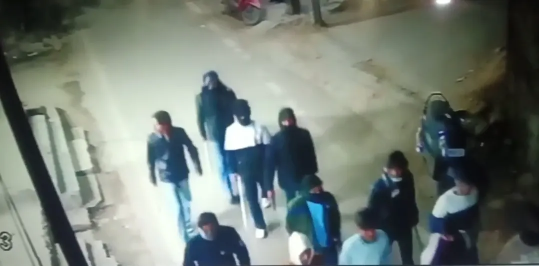 हथियारबंद अपराधियों ने किया युवक पर जानलेवा हमला, इलाके में तनाव