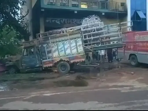निवाड़ी के पृथ्वीपुर में देर रात टेंट दुकान में भीषण आग, पिकअप वाहन जलकर खाक, लाखों का नुकसान