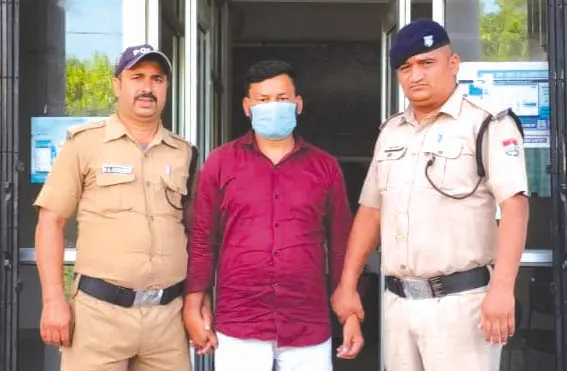 पांच हजार का ईनामी स्मैक तस्कर गिरफ्तार