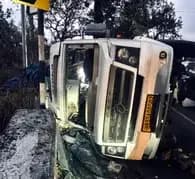 नैनीताल-कालाढूंगी मार्ग पर हरियाणा के विद्यार्थियों और शिक्षकों का टेंपो ट्रैवलर पलटा, छह घायल