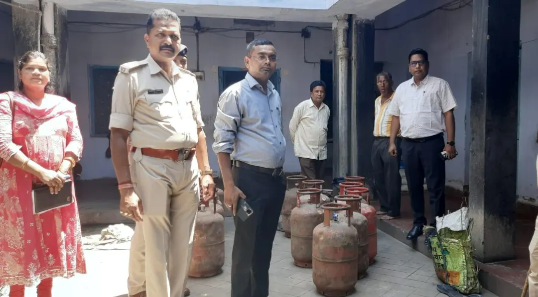 अवैध गैस रिफिलिंग पर छापेमारी कर 14 सिलेंडर जब्त