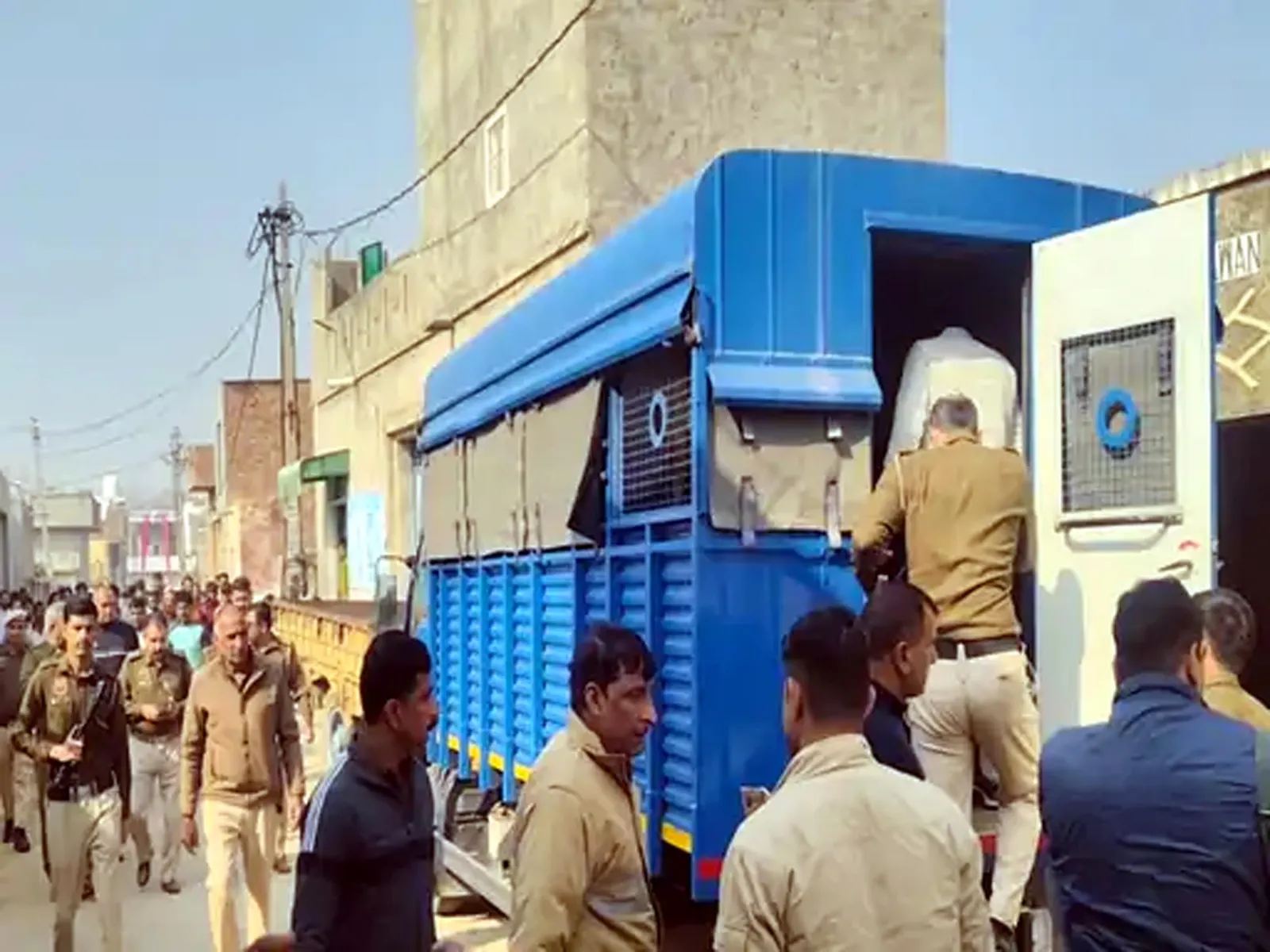 फतेहाबाद : पिता की तेरहवीं पर कड़ी सुरक्षा के बीच जेल से घर पहुंचा गैंगस्टर जसबीर