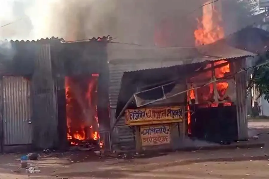 तारकेश्वर में सिलेंडर विस्फोट से भीषण आग, छह दुकानें जलकर राख
