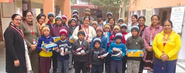 जरूरतमंद बच्चों को गर्म कपड़े वितरित