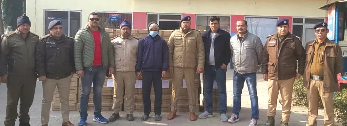 दस टायरा ट्रक से तीन सौ पेटी अंग्रेजी शराब बरामद, चालक गिरफ्तार