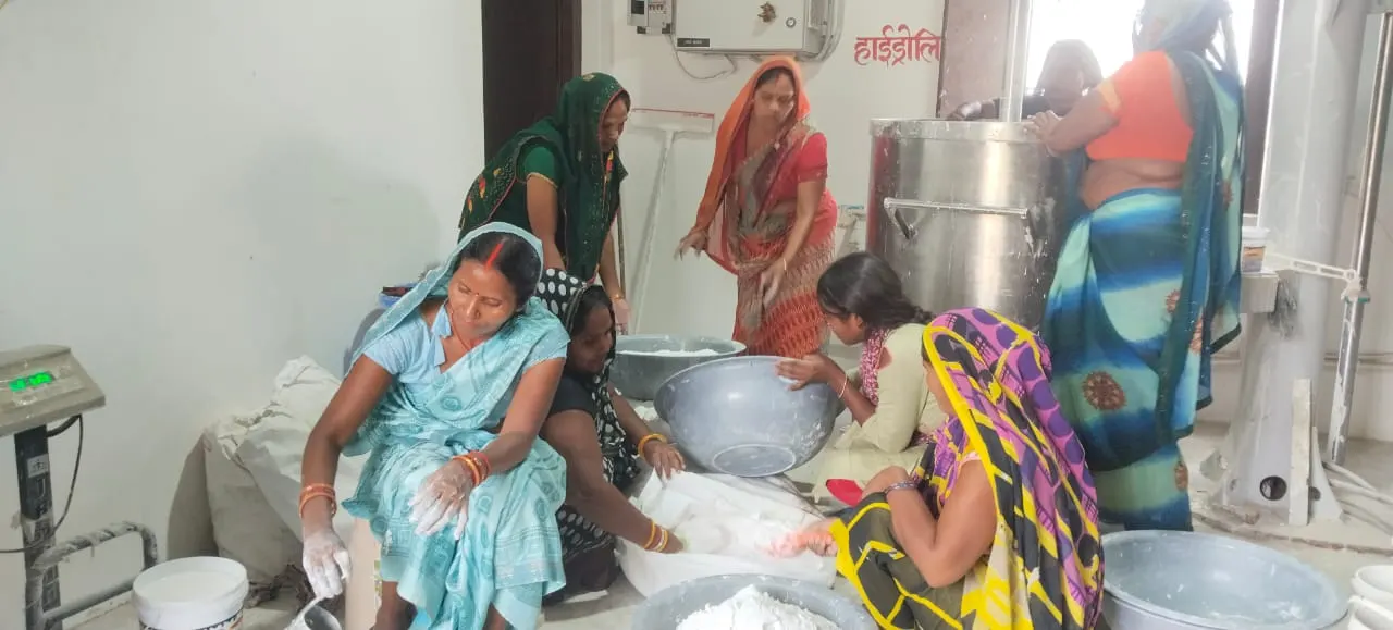 गोबर से 'ग्रीन पेंट' तक: गोठा की महिलाओं ने लिखी आत्मनिर्भरता की नई इबारत