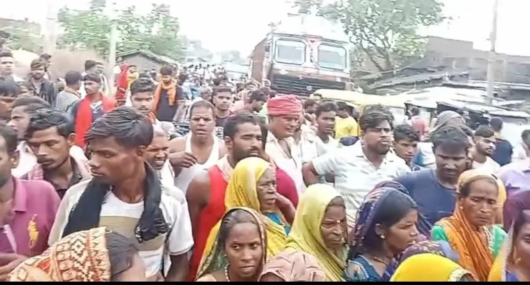 मुआवजा राशि नहीं मिलने से नाराज बाढ़ पीड़ितों ने किया सड़क जाम