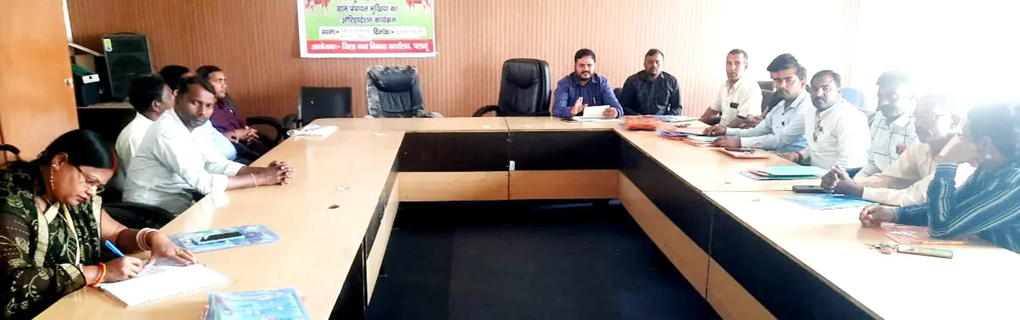 गव्य विकास पर प्रशिक्षण देने पहुंचे आदेशपाल, भड़के मुखिया