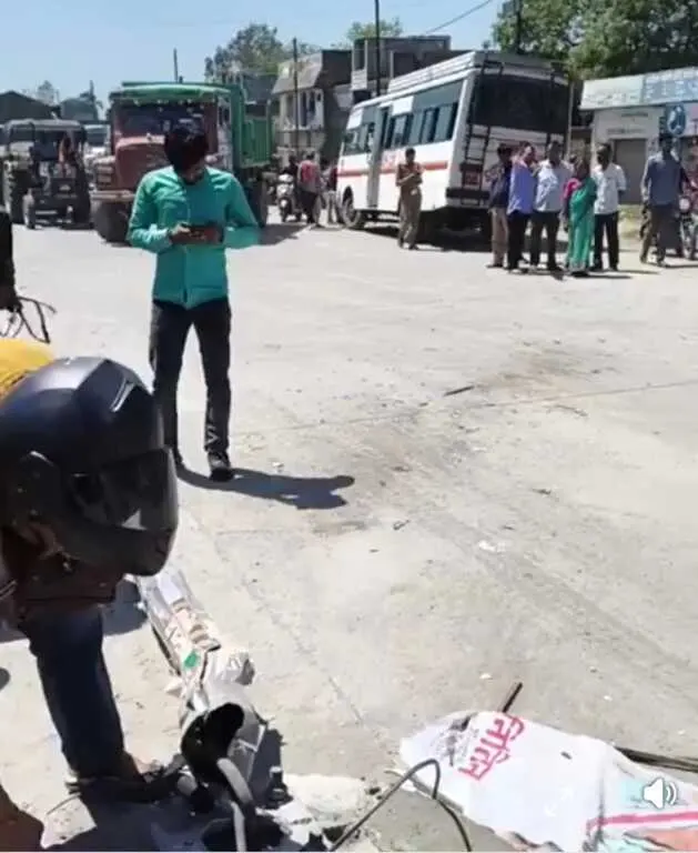 हल्द्वानी में इंटरसिटी बस डंपर से बचने के चक्कर में डिवाइडर से टकराई बाल-बाल बचे यात्री