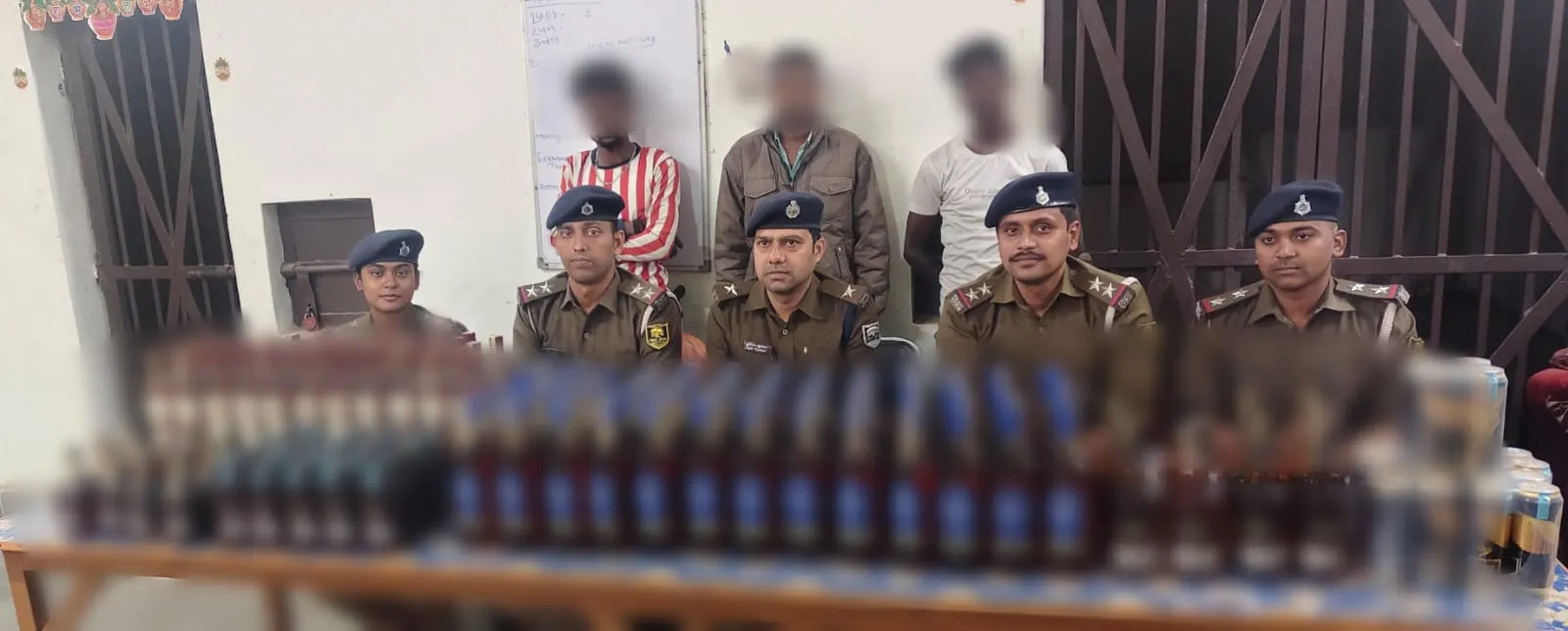 पुलिस ने 122 लीटर विदेशी शराब के साथ तीन तस्कर को किया गिरफ्तार