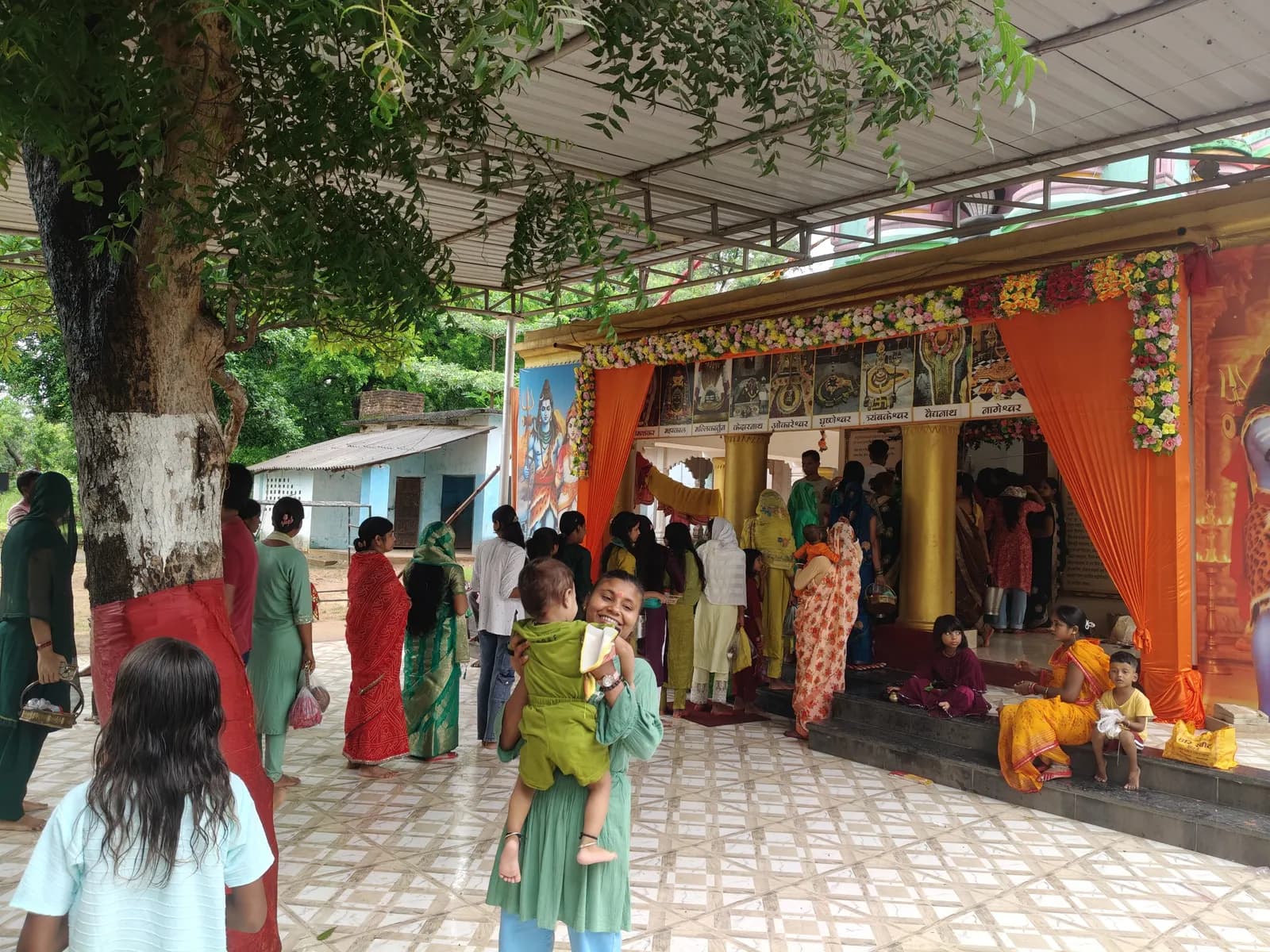 सावन के पहले सोमवार पर शिवमय हुआ बलरामपुर, मंदिरों में भक्तों की भारी भीड़