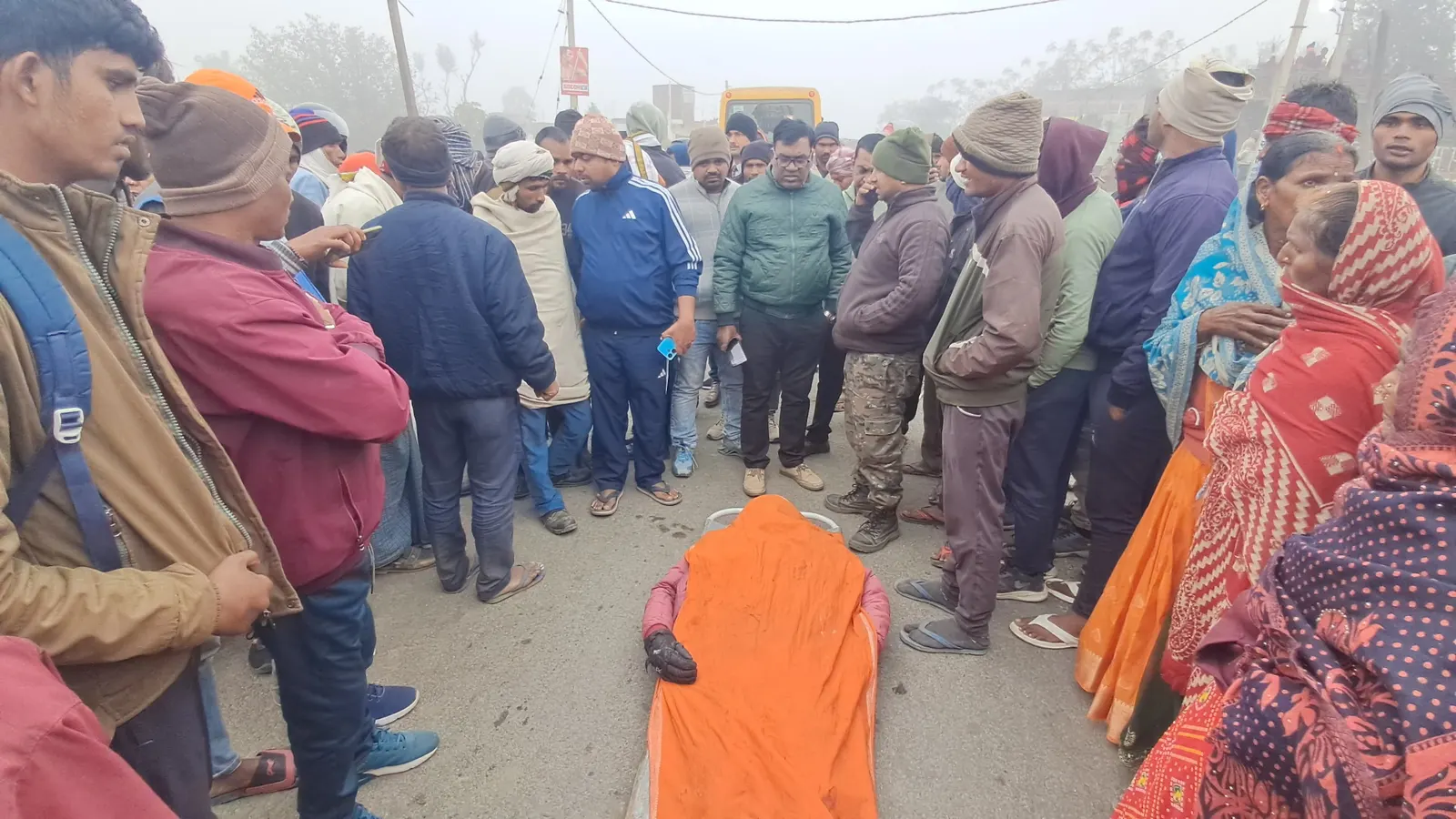 सड़क हादसे में महिला सहित दो की मौत, सड़क जाम