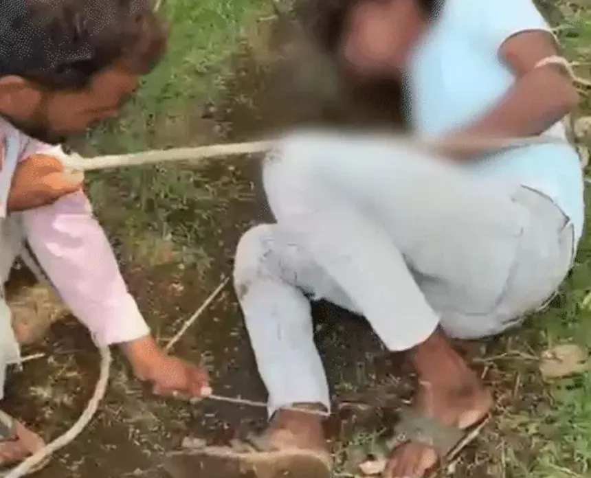 राजगढ़ः ग्रामीणों ने चोरी के आरोप में युवक को बांधकर पीटा, गर्म सरिए से दागा