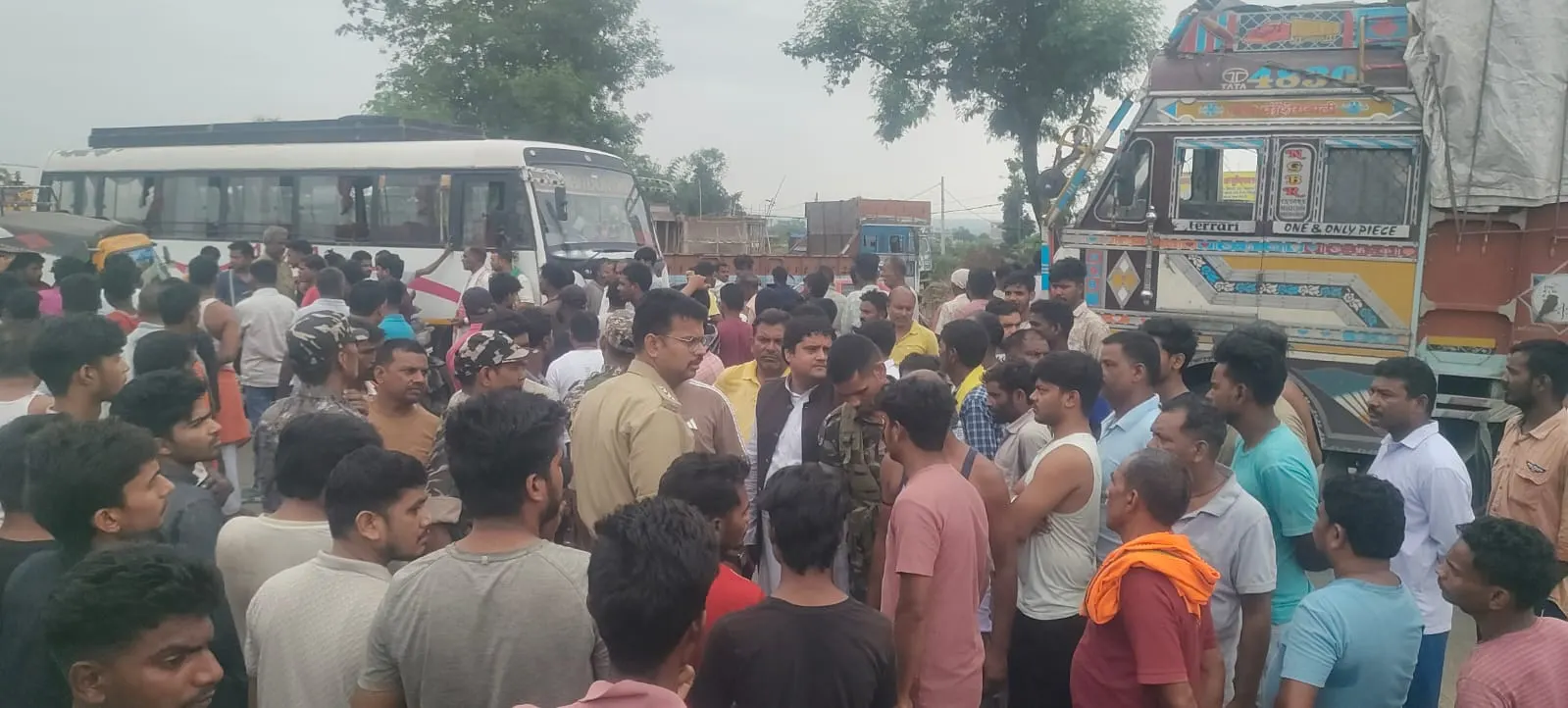 मुआवजा दिए बिना मकान तोड़े जाने का विरोध, पत्थरबाजी के बाद लाठी चार्ज