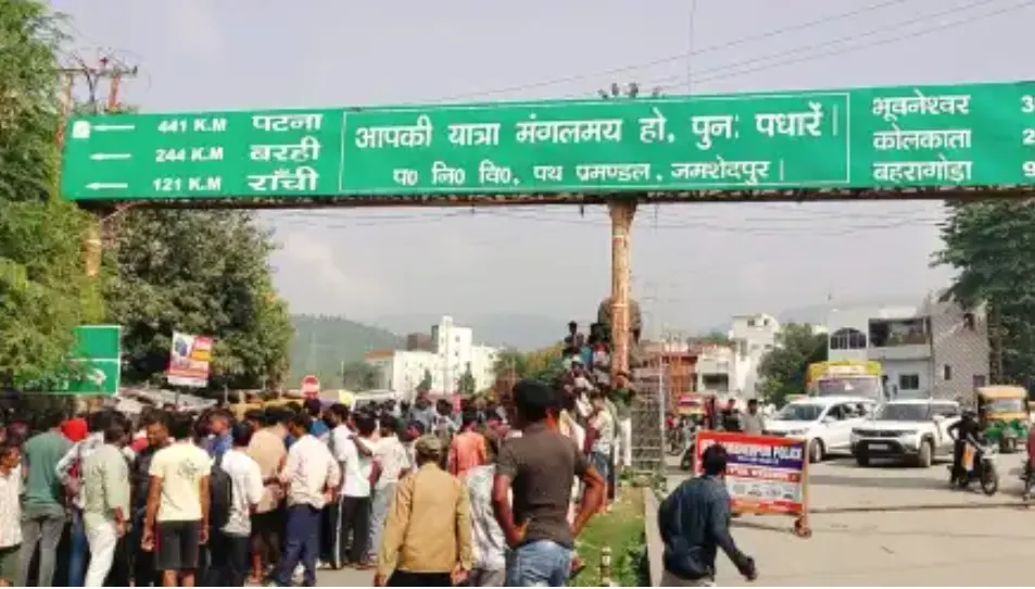 ट्रैफिक पुलिस और मजदूरों के बीच भिड़ंत, जाम