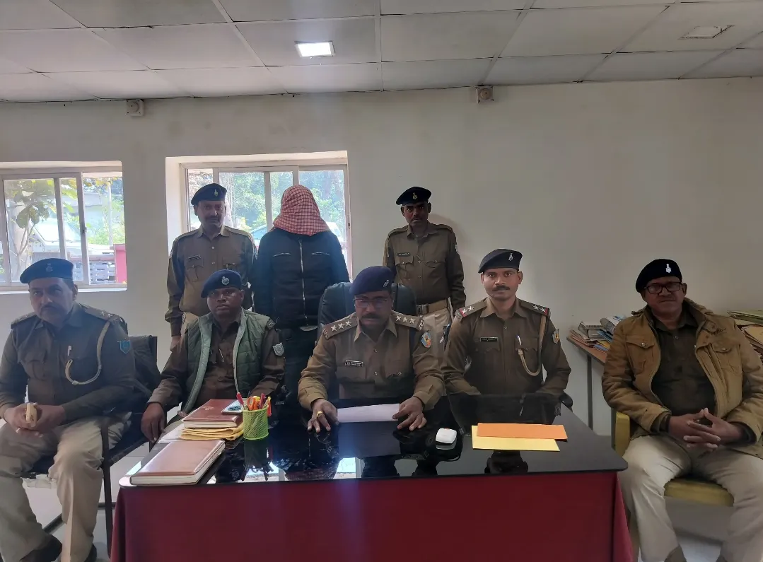 पश्चिमी सिंहभूम में साइबर अपराधी गिरफ्तार, शादी का झांसा देकर करता था ब्लैकमेल