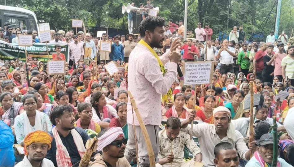 विस्थापितों ने प्रशासन से 30 दिनों में कार्रवाई न होने पर उग्र आंदोलन की दी चेतावनी