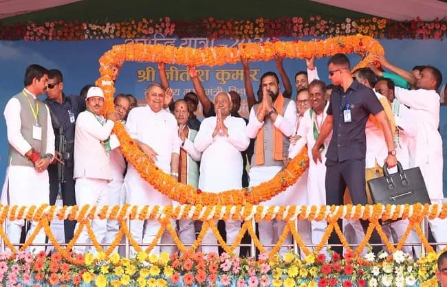 बिलासा देवी केवट एयरपोर्ट से शुरू हुई रात्रि उड़ान सेवा, मुख्यमंत्री ने भरी पहली रात की उड़ान