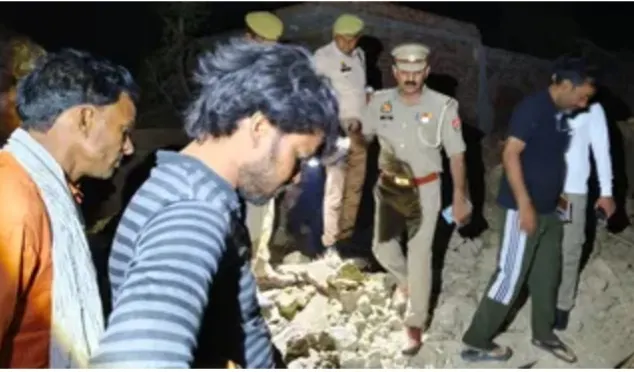 मैनपुरी में बड़ा हादसा : रात में कच्ची दीवार गिरने से मां और दो बच्चों की मृत्यु, पिता समेत दो बेटियां घायल