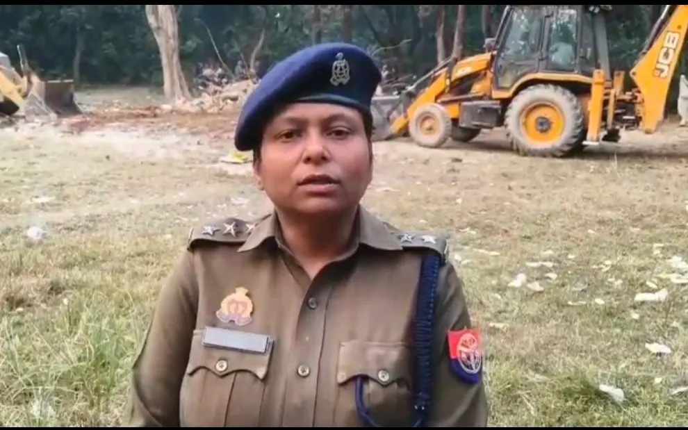 यूपी बलरामपुर में अवैध मजार पर चला बुलडोजर,वन विभाग व पुलिस की संयुक्त कार्रवाई