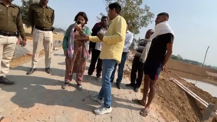 मुख्यमंत्री के आगमन स्थल का कवरेज करने गए मीडियाकर्मी का डीडीसी प्रियंका ने छीना माइक-मोबाइल