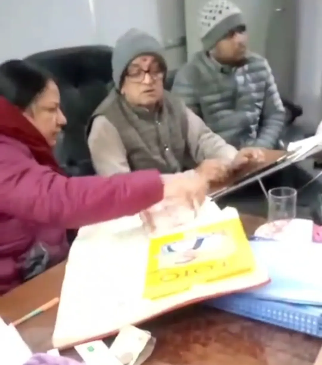 रोडवेज परिसर में संदिग्ध हालात में नाबालिग मिली, लाखों की नकदी व आईफोन बरामद