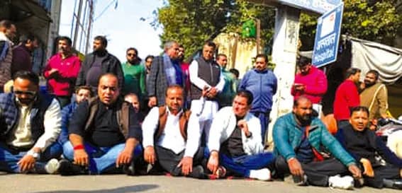 जिला अस्पताल की मोर्चरी में रखे शव को चुहों ने कुतरा, परिजनों ने किया हंगामा
