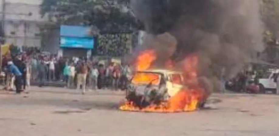 टाटानगर स्टेशन के आउट गेट पर खड़ी कार में लगी आग