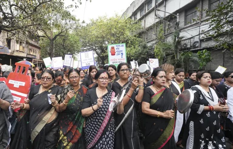 रसोई गैस मूल्य वृद्धि पर कोलकाता में तृणमूल का बर्तन बजाकर प्रदर्शन