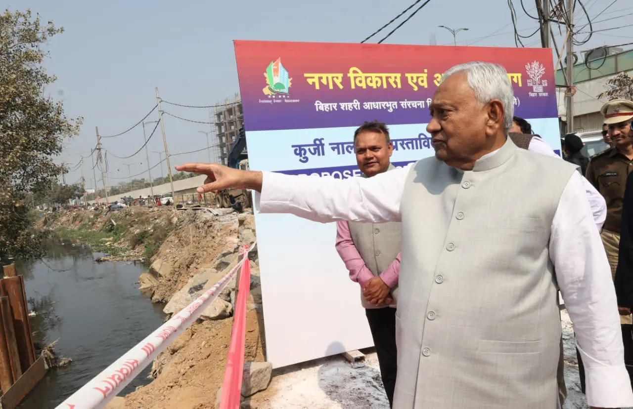 मुख्यमंत्री नीतीश कुमार ने कुर्जी और आनंदपुरी नाला निर्माण कार्य का किया निरीक्षण