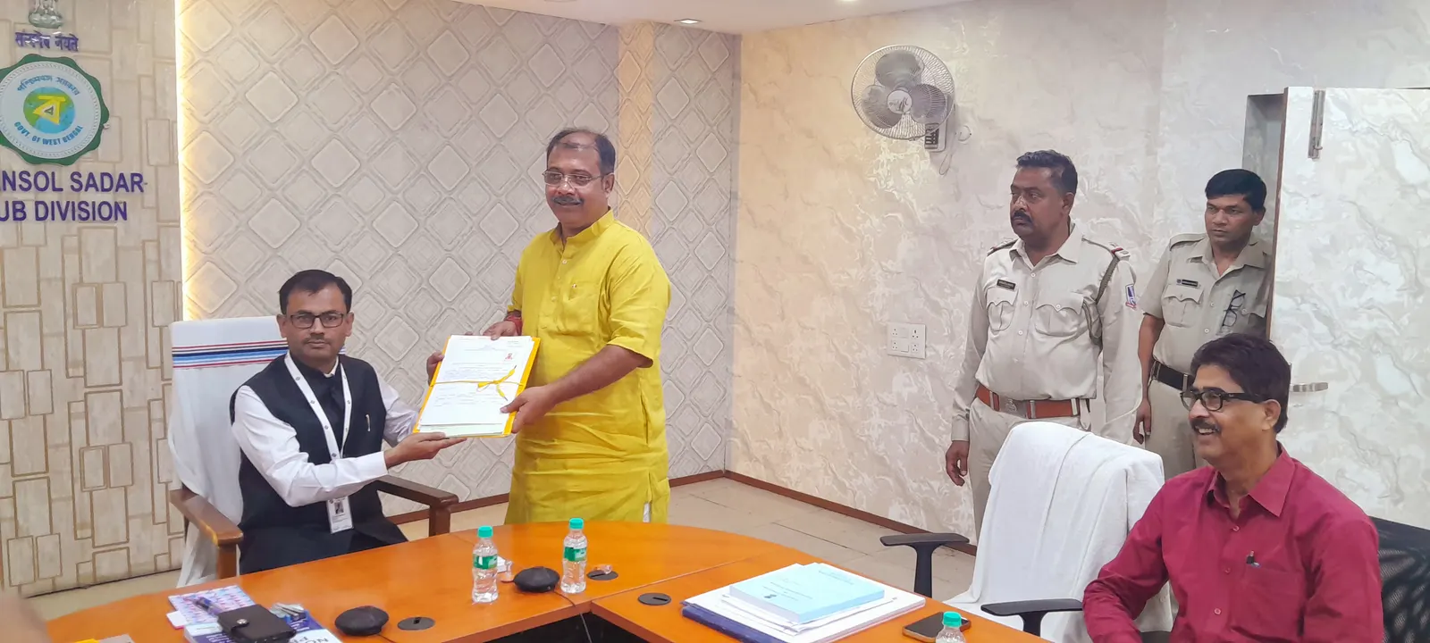 चुनाव 26 : नेता बनने के बाद भाजपा उम्मीदवार के आय में गिरावट हलफनामे में दर्ज