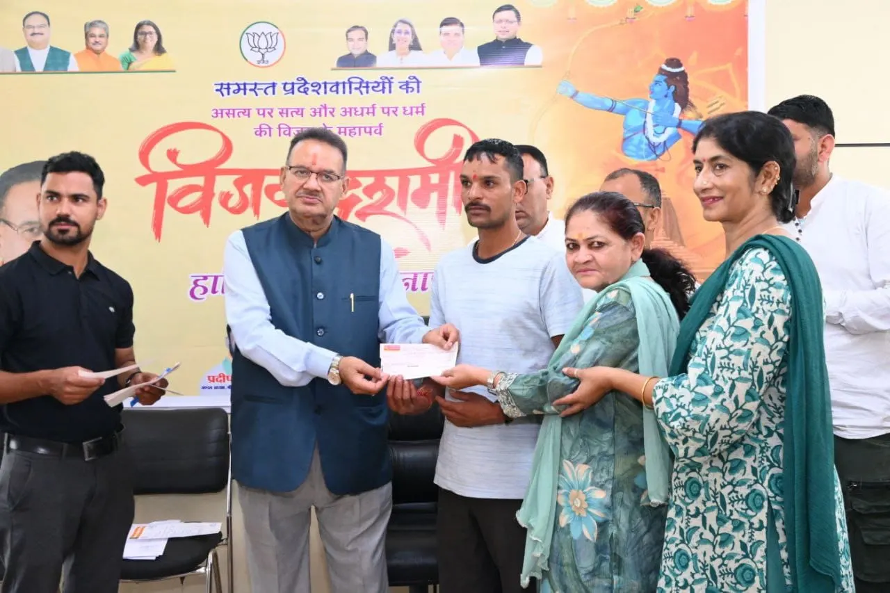 मंत्री गणेश जोशी ने आपदा प्रभावित 14 परिवारों को राहत राशि के चेक सौंपे