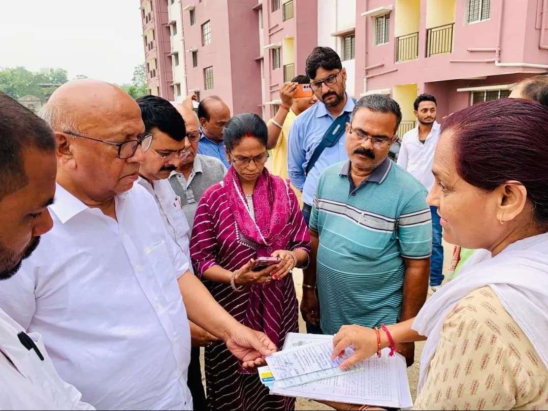 पीएम आवास योजना के तहत बन रहे मकानाें में देरी से भड़के सरयू राय, सीएजी जांच की चेतावनी