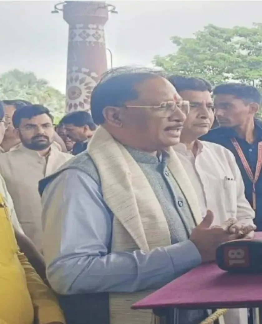 मुख्यमंत्री 10 दिवसीय विदेश यात्रा पर रवाना