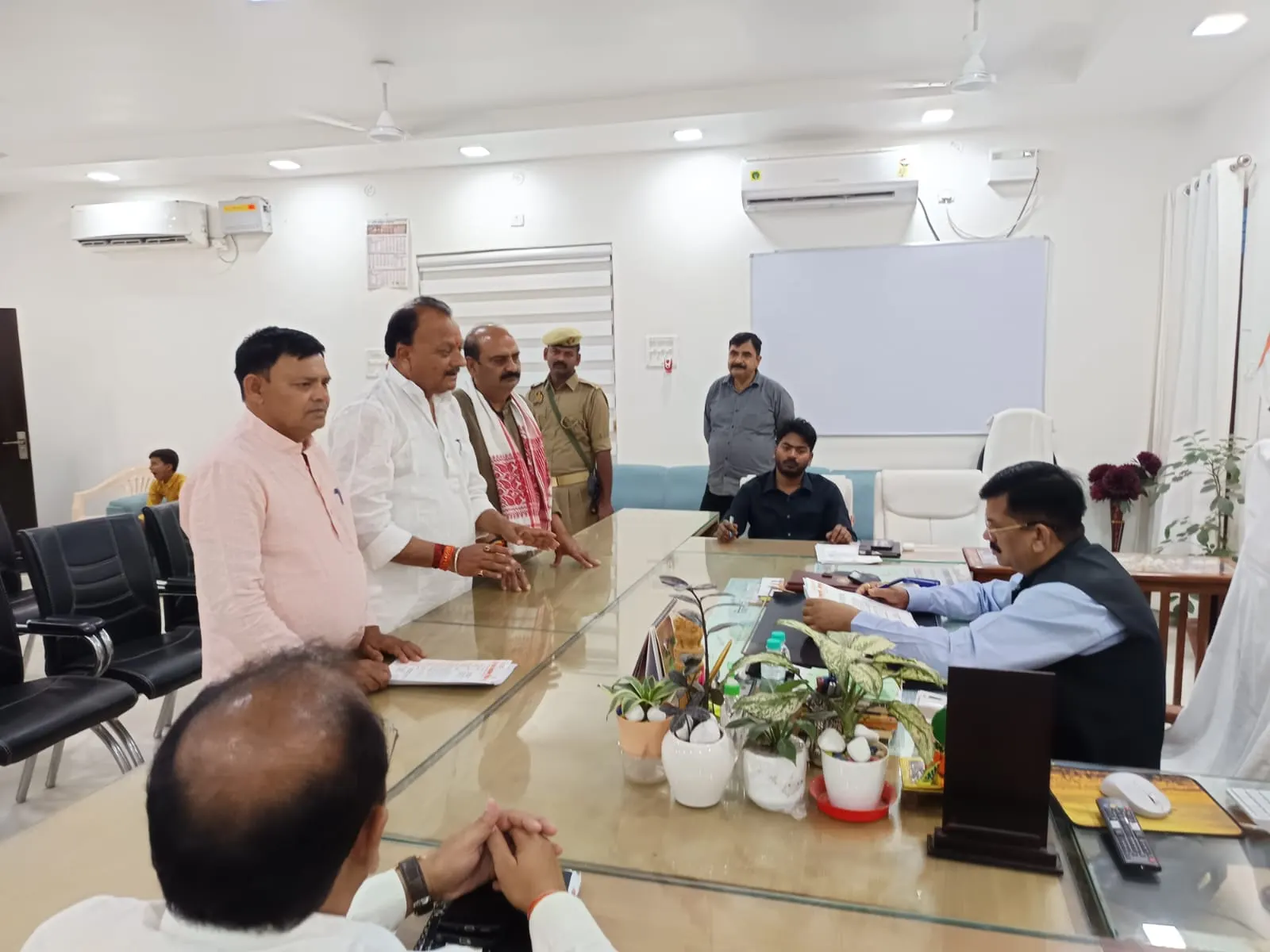 यूपी बोर्ड परीक्षा : मूल्यांकन केंद्रों में शिक्षकों की जलपान राशि हड़पने का आरोप, जिलाधिकारी से की शिकायत