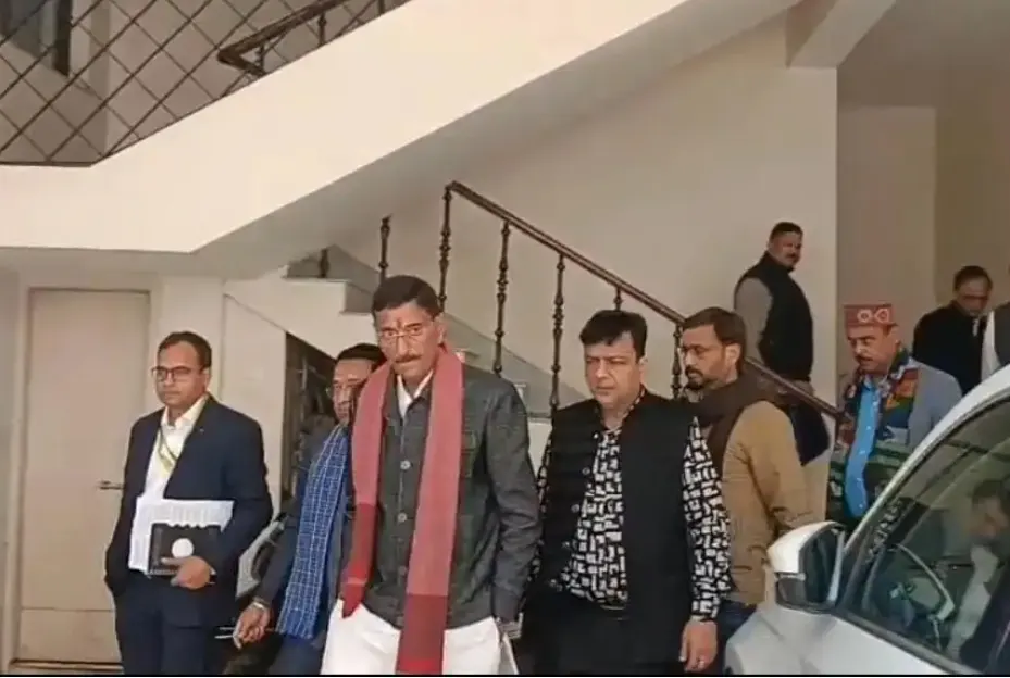 जमशेदपुर से लापता कैरव गांधी के परिजनों से मिले रक्षा राज्य मंत्री संजय सेठ, बोले— झारखंड में कानून-व्यवस्था फेल