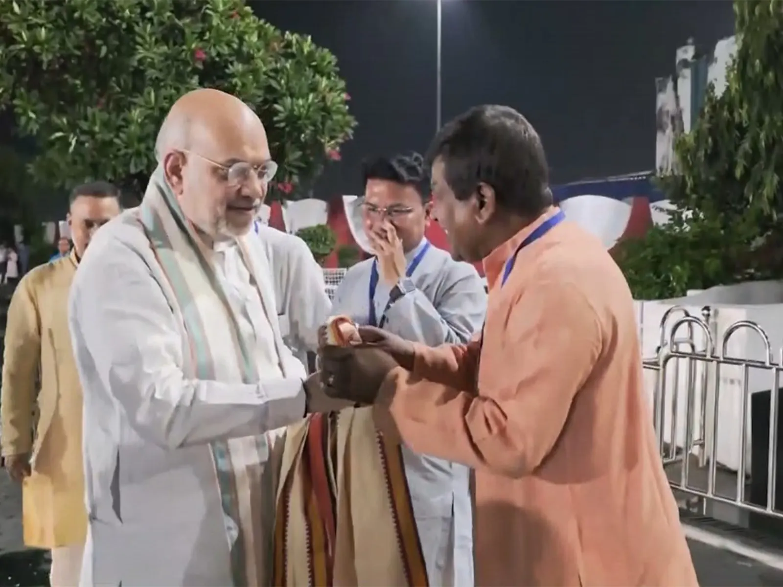 जिस पूजा पंडाल का किया अमित शाह ने उद्घाटन उसे हर बंद करवाने पर तुली काेलकाता पुलिस