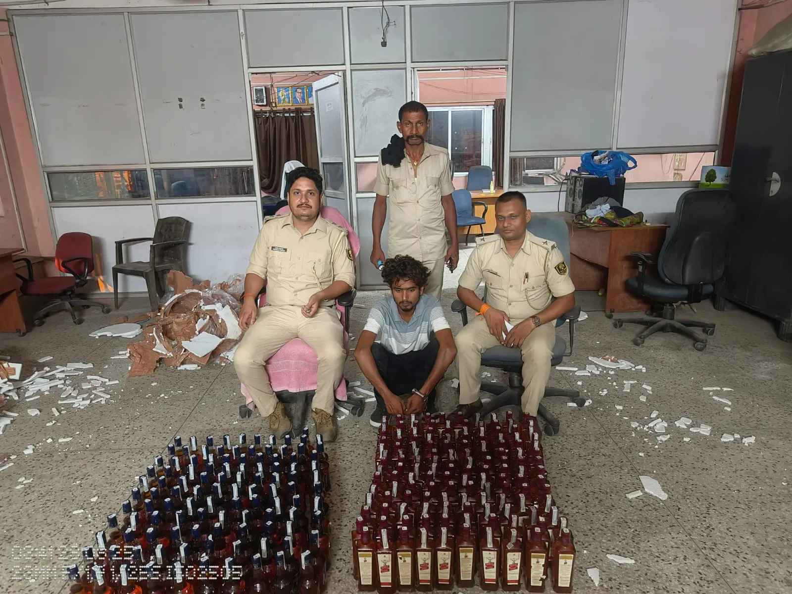 यात्री वाहन से 93.75 लीटर अंग्रेजी शराब बरामद, धंधेबाज गिरफ्तार