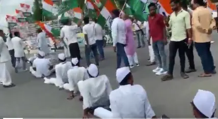 पटना | बिहार बंद के दौरान कांग्रेस कार्यकर्ताओं ने सड़क पर लेटकर जताया विरोध, यातायात ठप