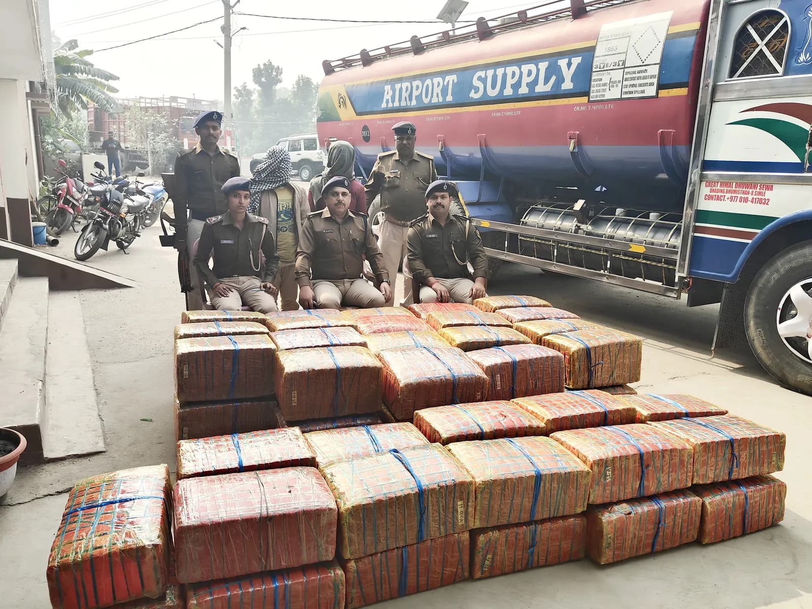नेपाली तेल टेंकर में छुपाकर ले जा रहे 8 क्विंटल गांजा समेत दो नेपाली नागरिक गिरफ्तार