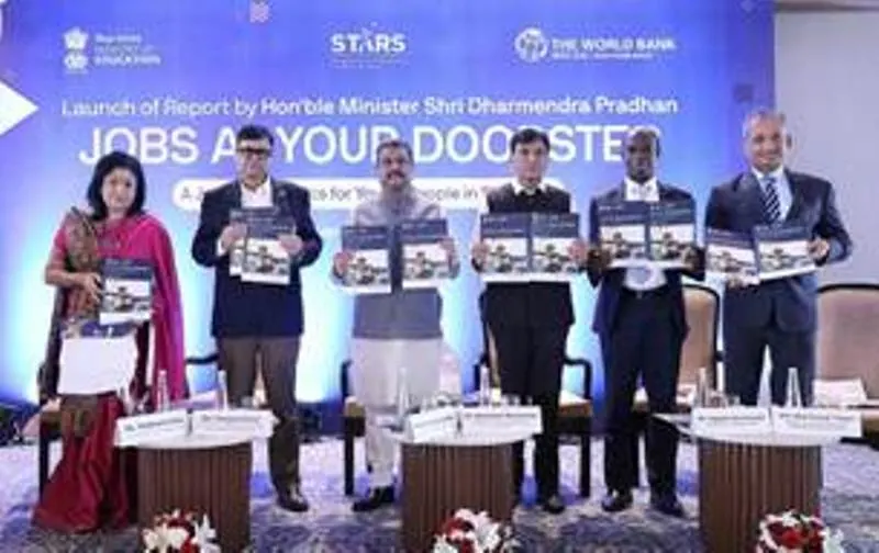 धर्मेन्द्र प्रधान और डॉ. मनसुख मंडाविया ने विश्व बैंक की 'जॉब्स एट योर डोरस्टेप' रिपोर्ट जारी की