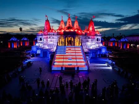 अमेरिका की 250वीं वर्षगांठ पर रोशनी से जगमगाए BAPS मंदिर