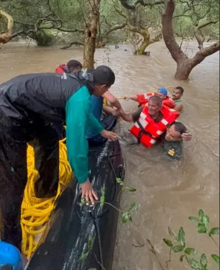 इंडियन कोस्ट गार्ड का बड़ा रेस्क्यू ऑपरेशन, 170 बाढ़ पीड़ितों को किया एयरलिफ्ट