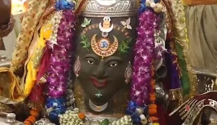 रजत ओम, बेल पत्र, मुकुट और रुद्राक्ष की माला अर्पित कर बाबा महाकाल का भव्य शृंगार