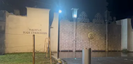 इस्लामाबाद के कदम पर भारत का जवाब, पाक हाई कमीशन के बाहर हटाए बोलार्ड