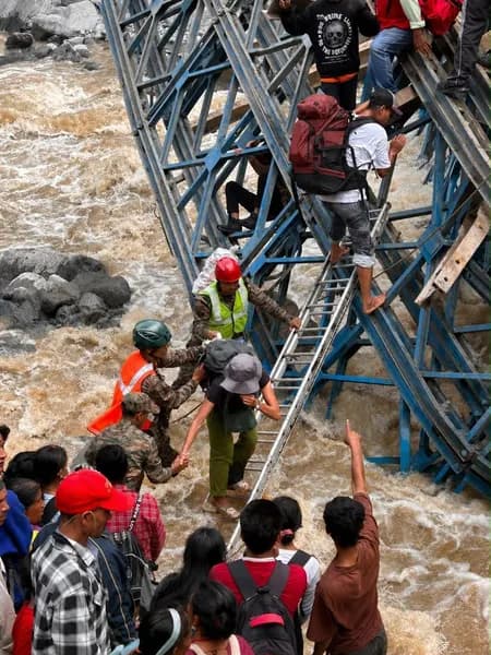 धारचूला में सेना का बड़ा रेस्क्यू, क्षतिग्रस्त पुल से 300 लोगों को सुरक्षित निकाला